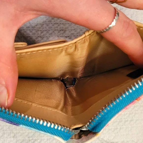 GUESS Wallet - Picture 4 of 4